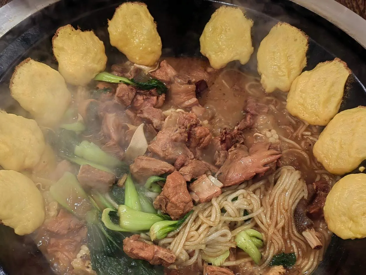 प्रबन्धक पुरुषहरूले स्ट्राइभरहरूलाई अतिरिक्त खाना प्रस्ताव गर्छन्