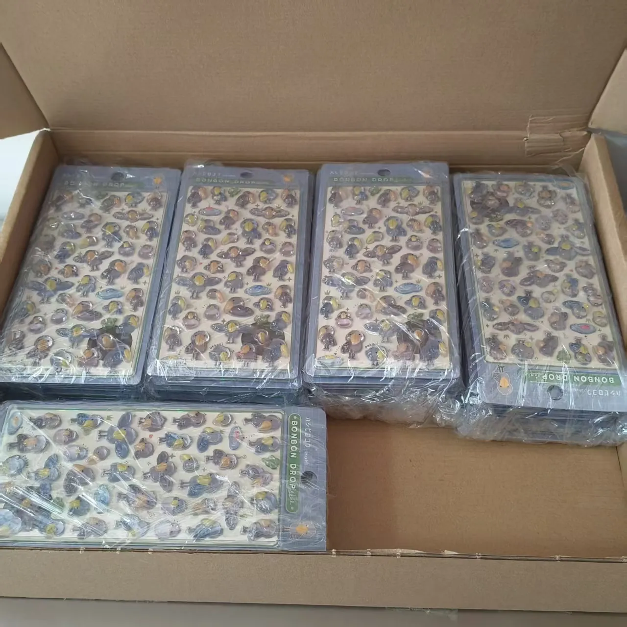 तपाईंको बच्चाको एम्बोस्ड स्टिकरहरू पठाउन लागिएको छ!