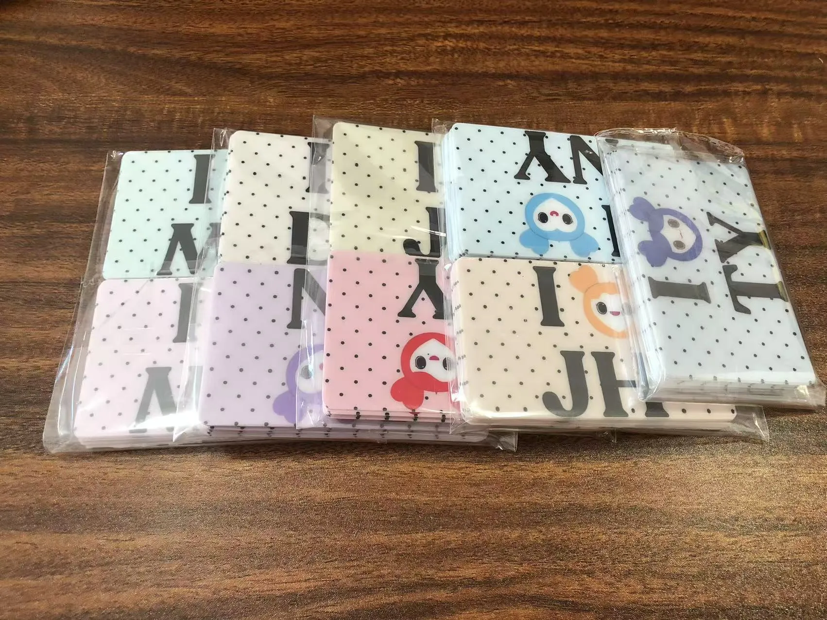 JOJO प्याकले अमेरिकी ग्राहकहरूलाई क्रेडिट कार्ड कभर स्टिकरहरू पठाउँछ