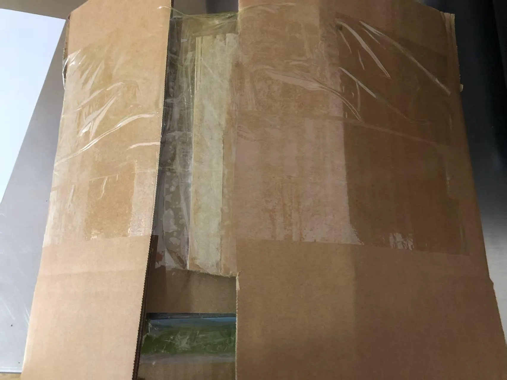 युगान्डामा पोर्टेबल बच्चाको स्टिकर पुस्तकहरू पठाउने प्रगति