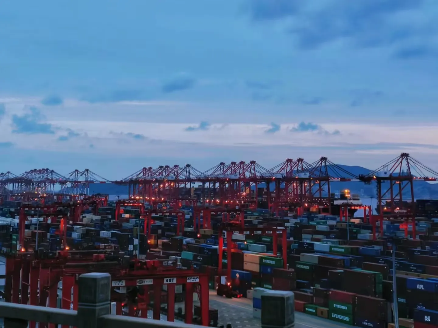 चीनको आयात निर्यात व्यापारको कुल मूल्य ४१.२१ ट्रिलियन युआन पुगेको छ।