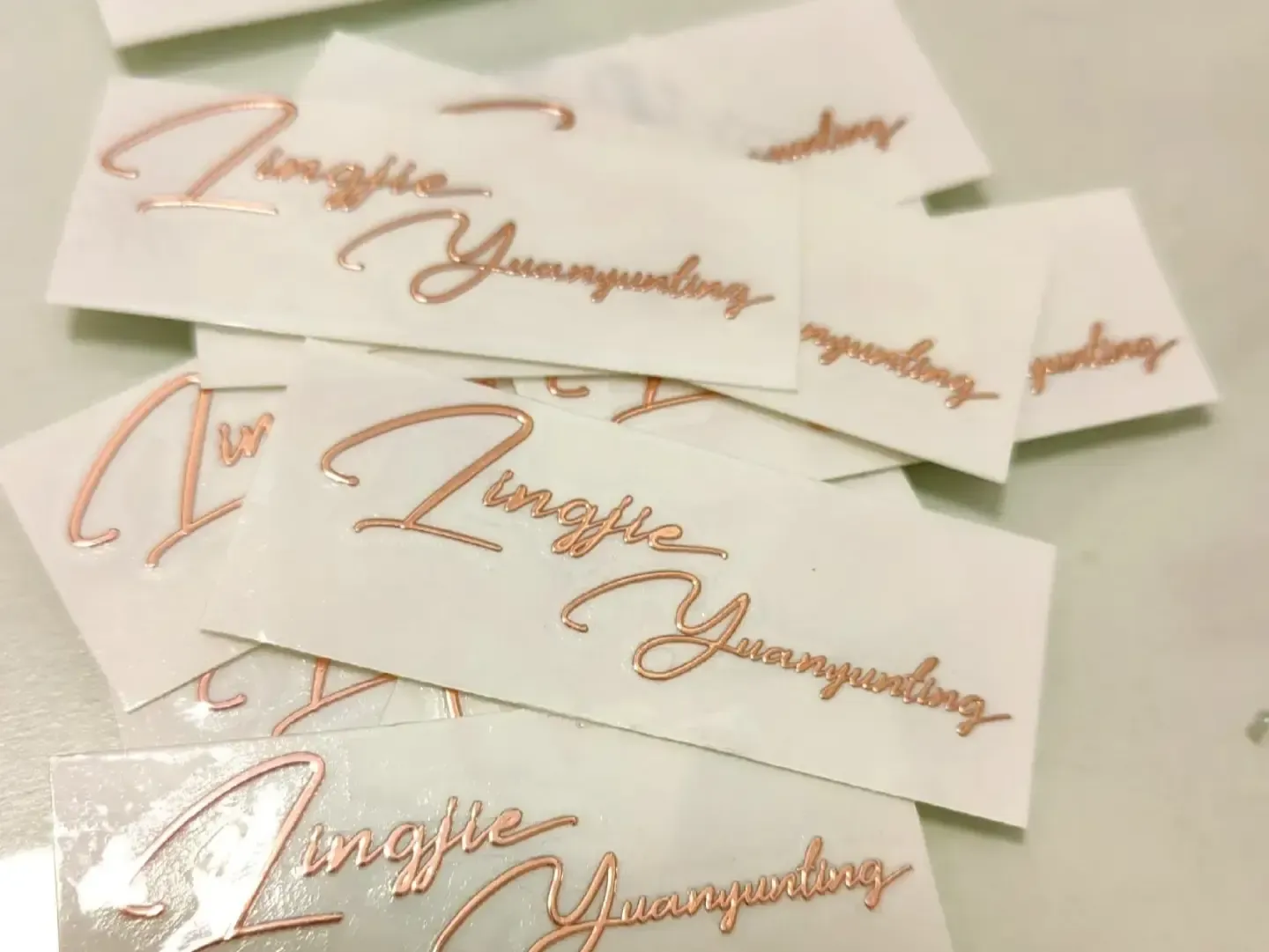 के स्थानान्तरण स्टिकरहरू हटाउन योग्य छन्?