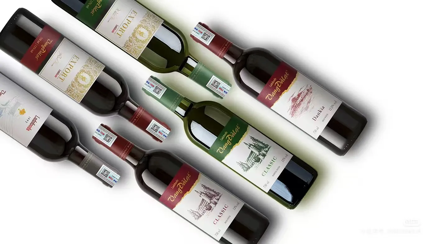 वाइन लेबलहरूको लागि सामान्यतया कुन प्रविधिहरू प्रयोग गरिन्छ?